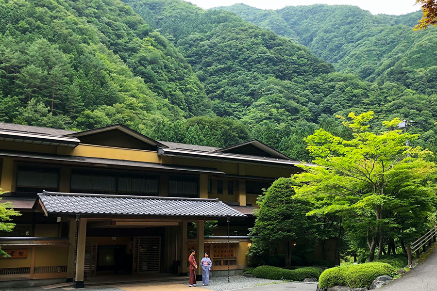 Hotel-Mountains-Lead